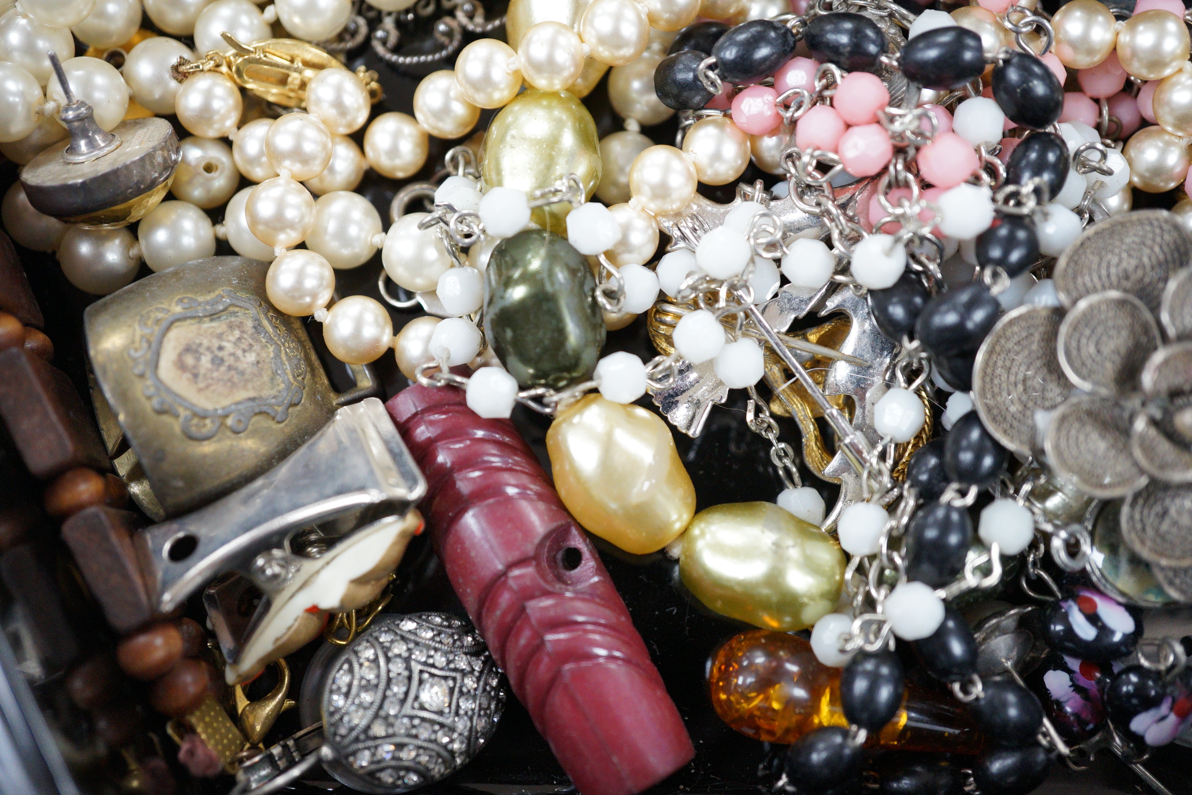 A quantity of assorted costume jewellery in a lacquer box.